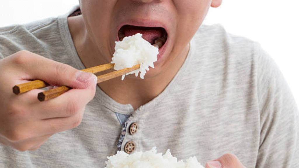 खाना खाते